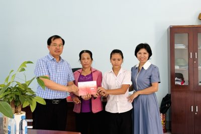 TRAO SỔ TIẾT KIỆM 10 TRIỆU ĐỒNG – LAN TỎA YÊU THƯƠNG, TIẾP SỨC ĐẾN TRƯỜNG